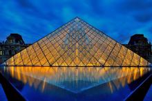法国巴黎著名建筑卢浮宫