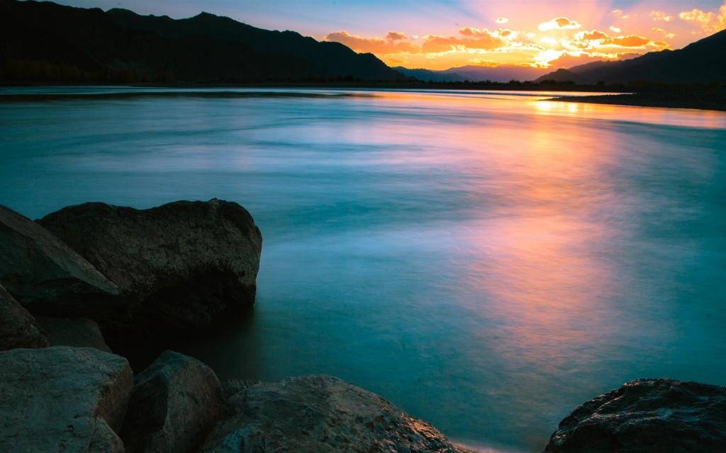 西藏拉萨河风景