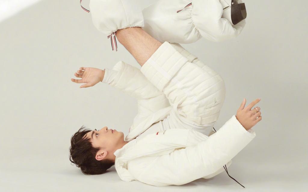 许魏洲帅气杂志写真