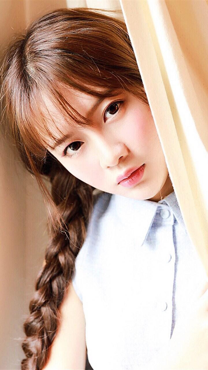 麻花辫甜美少女室内写真手机壁纸