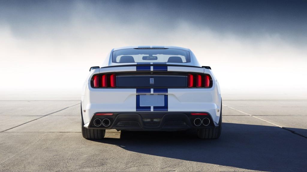 白色福特Shelby GT350汽车图片