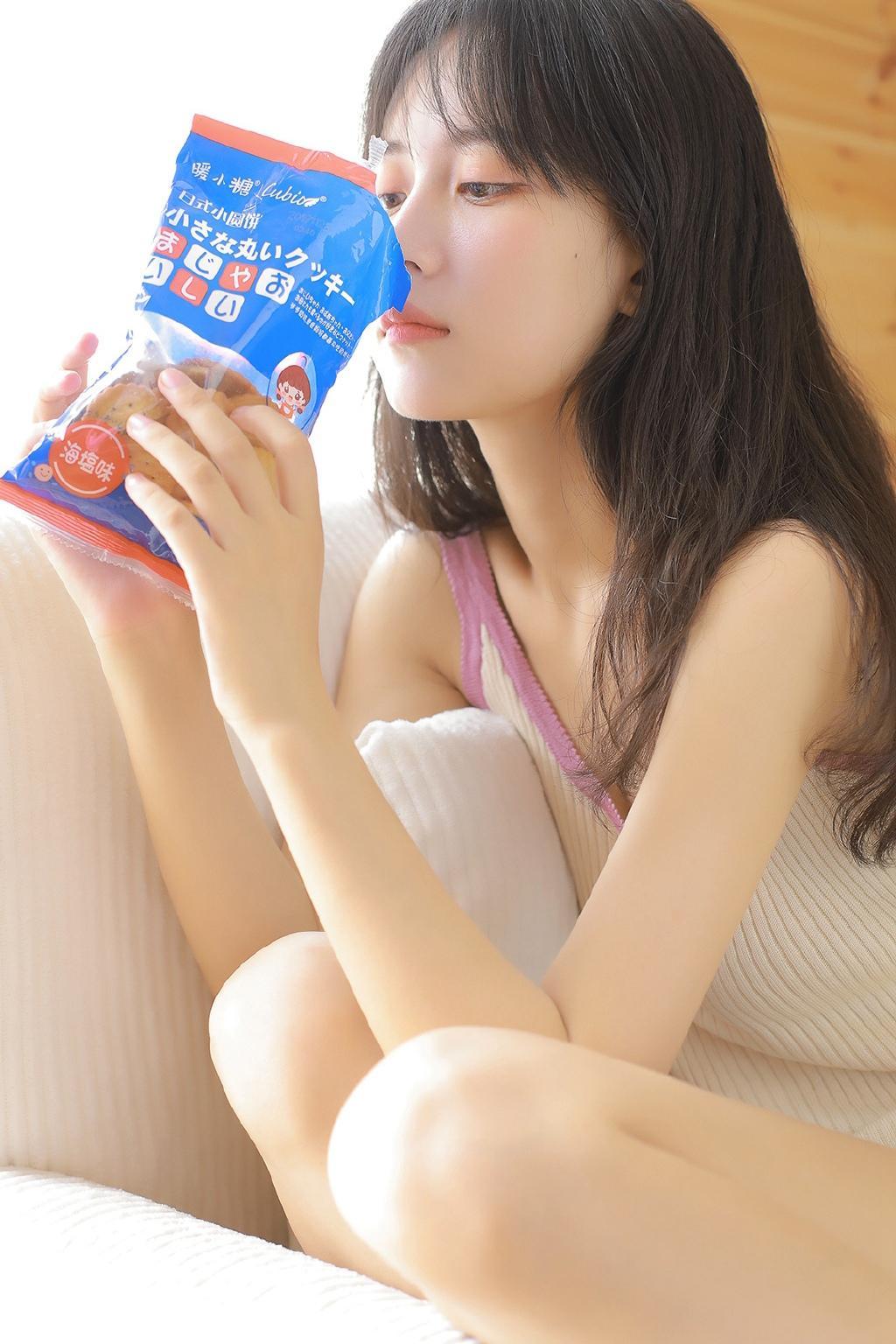 氧气嫩肤美女居家甜美诱惑写真