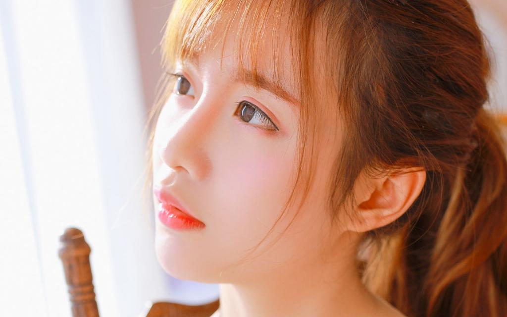 诱惑粉红吊带美女写真