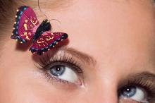 女性脸部特写蝴蝶