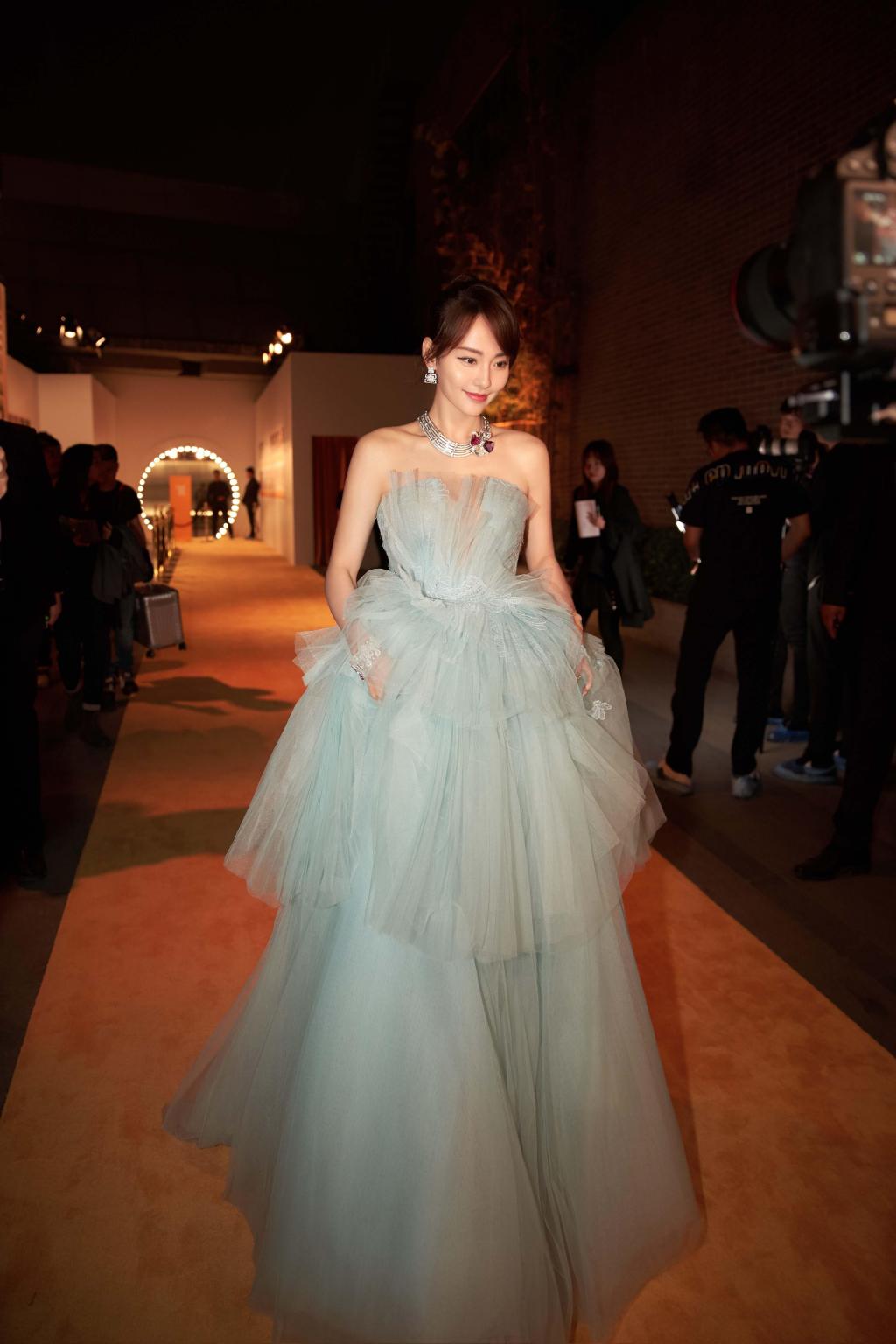 张嘉倪水蓝蛋糕裙写真