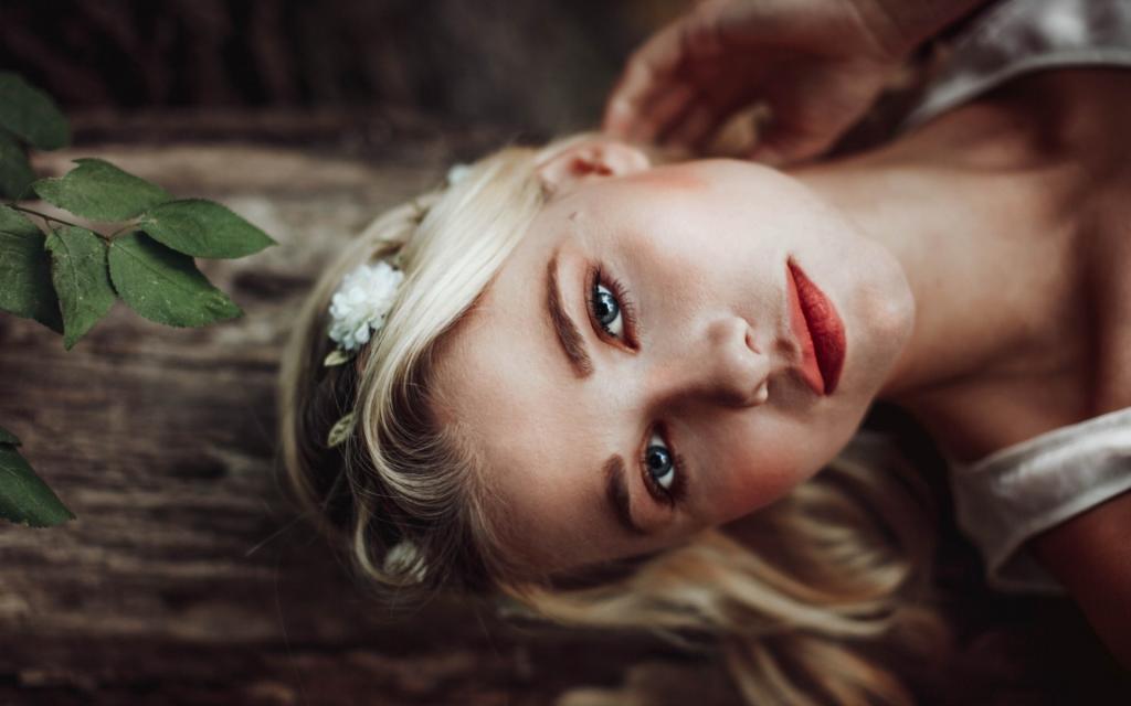 深邃的蓝眼睛美女