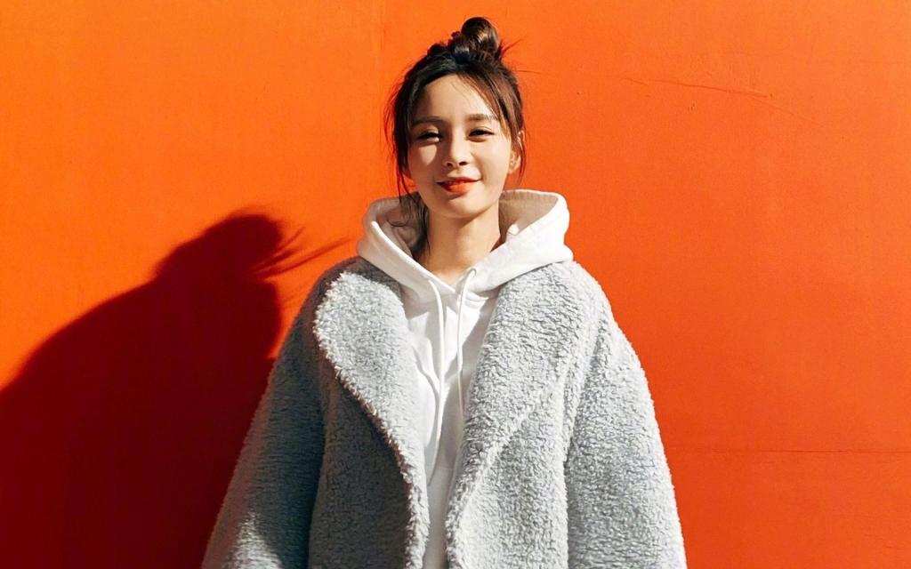 时尚休闲甜美女神沈梦辰阳光知性写真