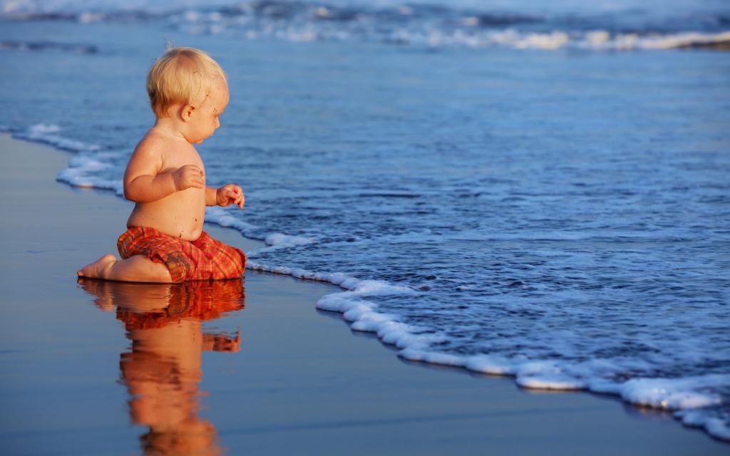 海边沙滩上玩耍的儿童