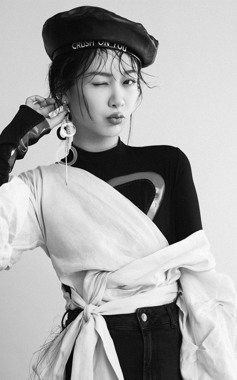 美女演员杨紫杂志写真