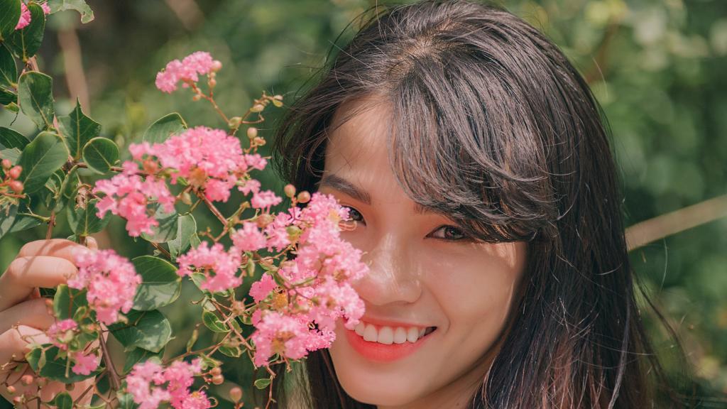 清纯的姑娘在花海中漫步