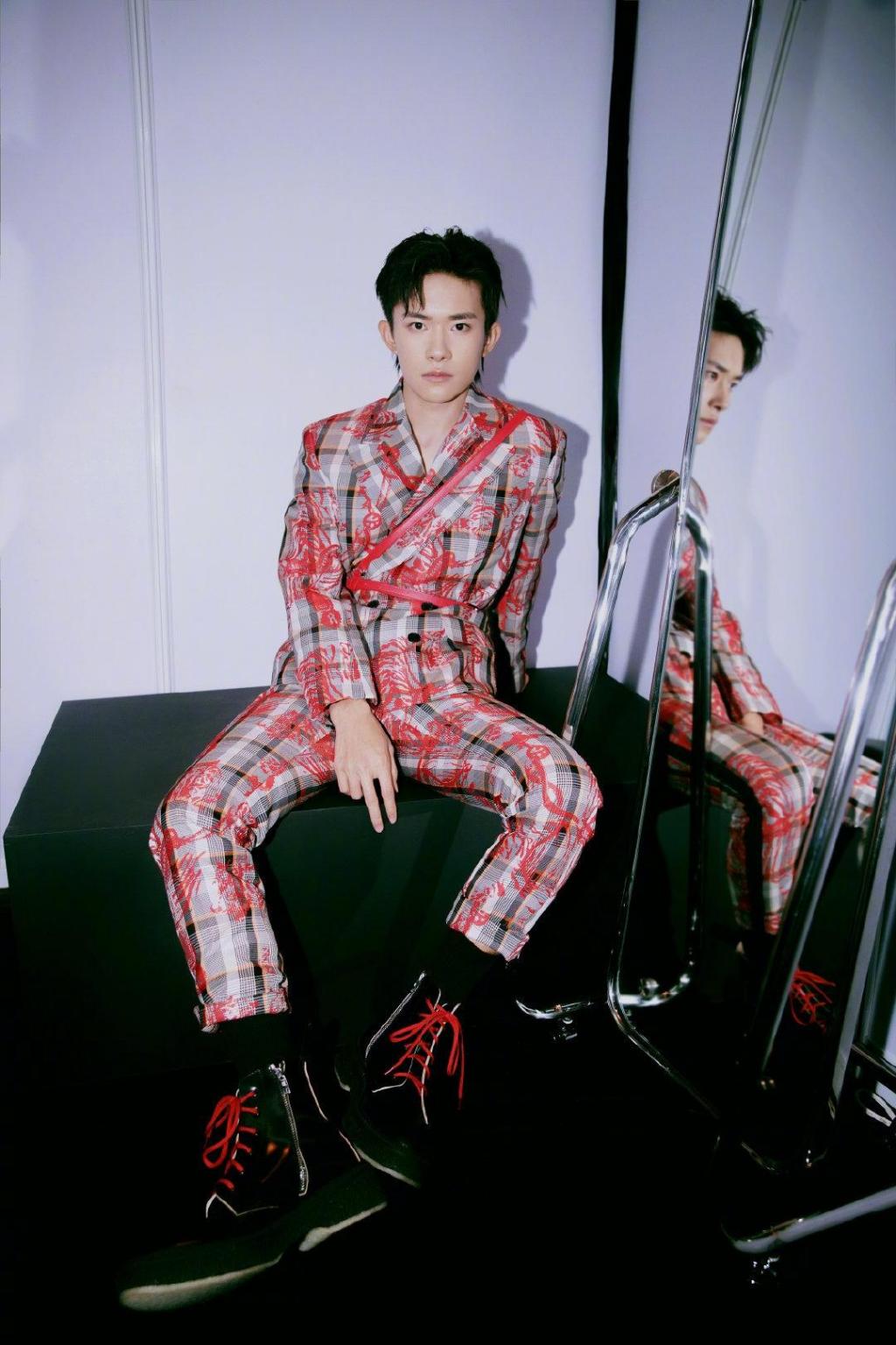 易烊千玺新发型