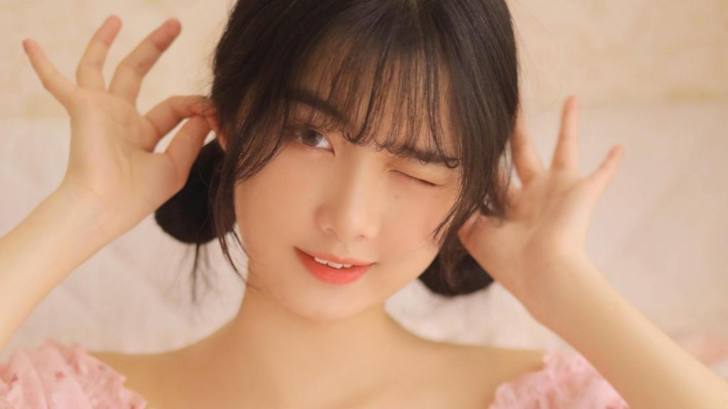 居家美女一字肩粉嫩气质迷人写真