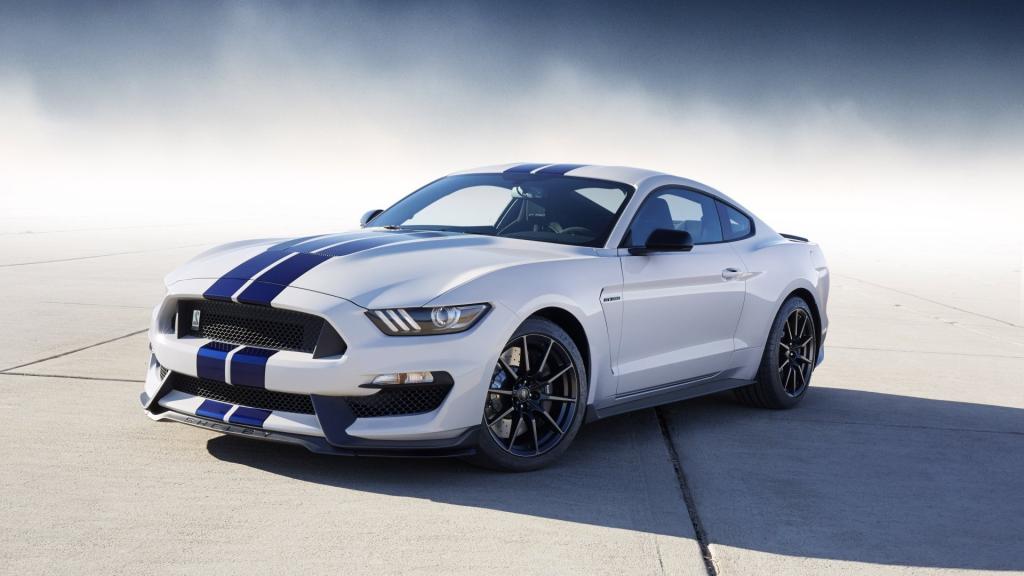 白色福特Shelby GT350汽车图片
