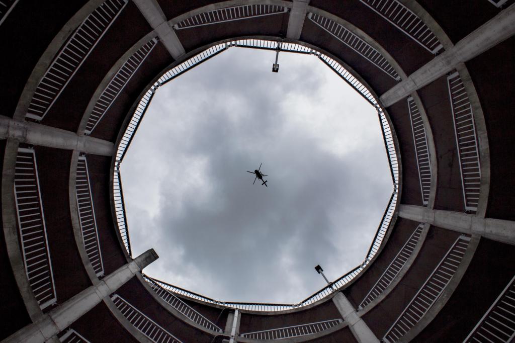 城市上空的飞机