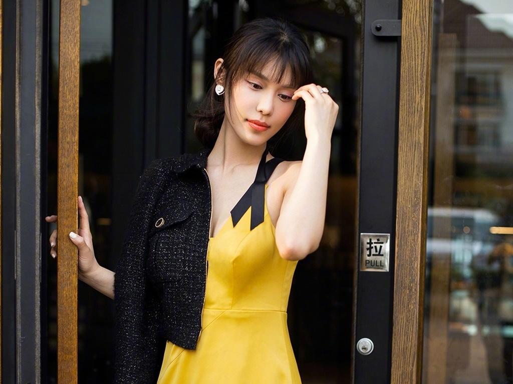 韩丹彤气质街拍写真