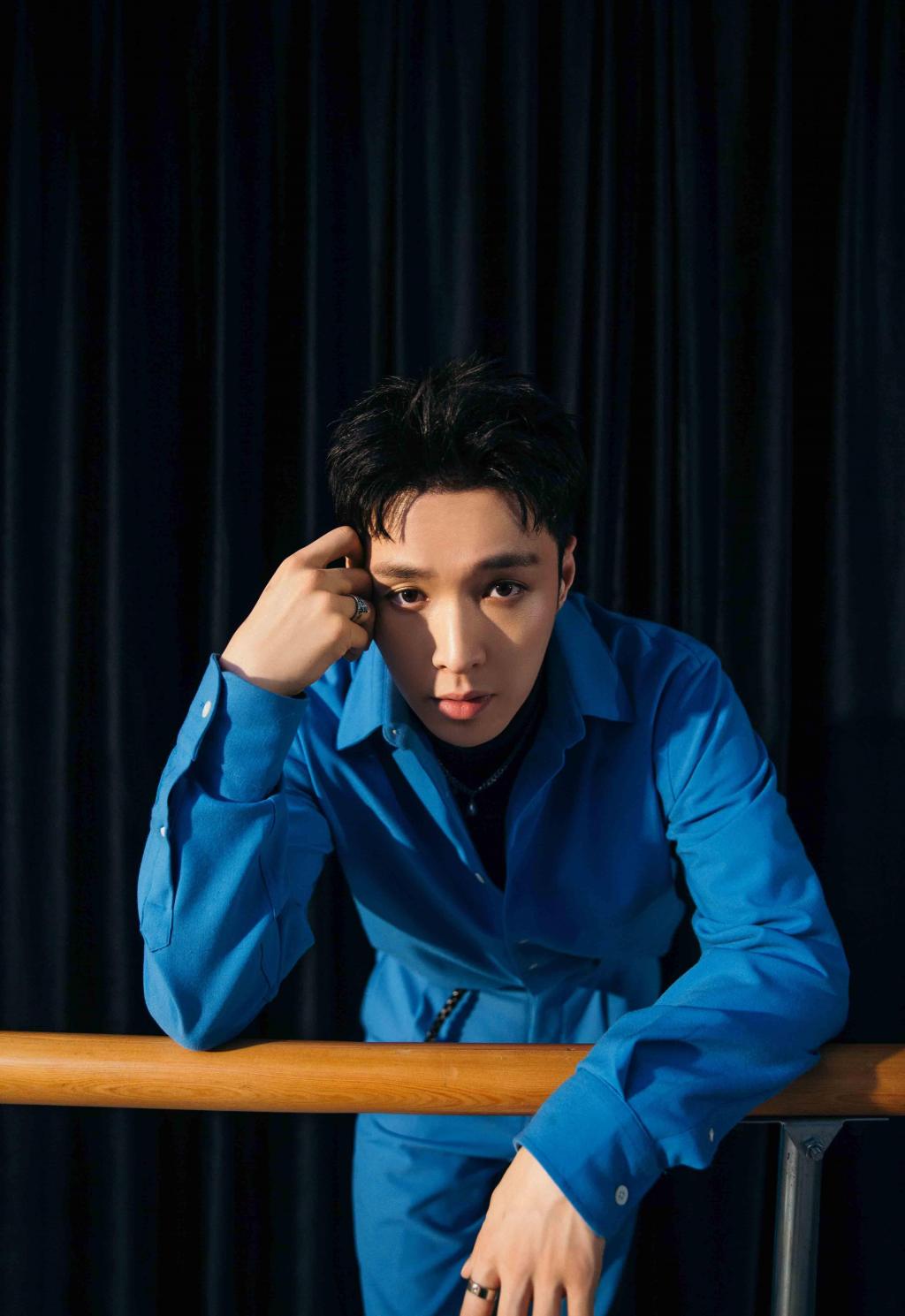 张艺兴时尚休闲写真