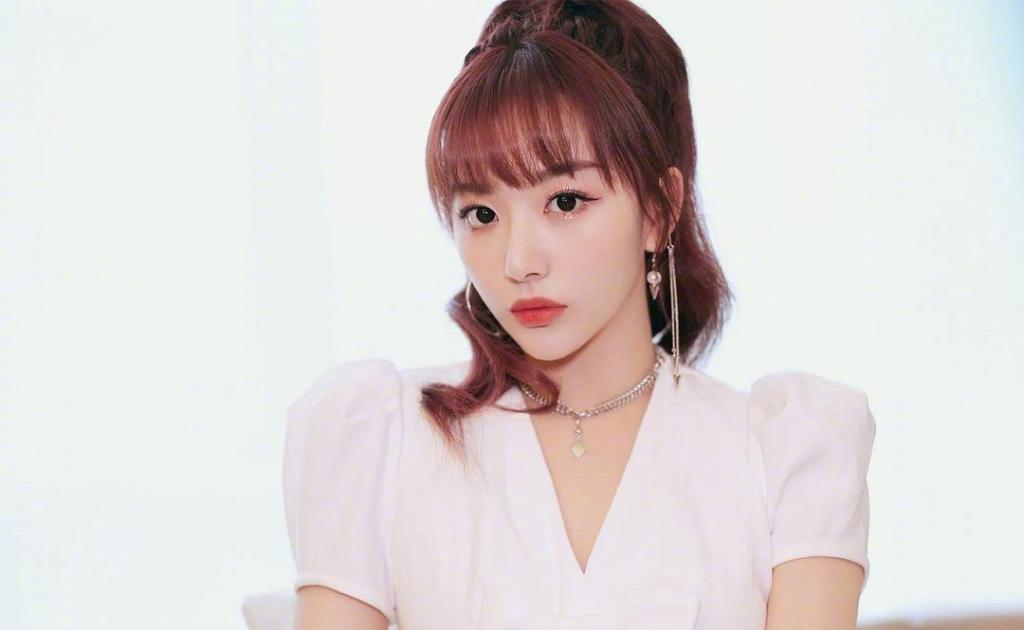 孔雪儿露腰连体裤时尚气质撩人写真