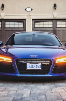 奥迪A8宝蓝色骚气逼人