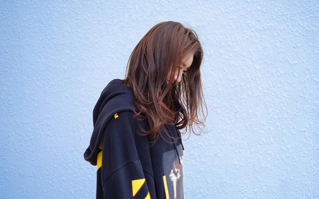 袁冰妍长发飘逸自然清新写真