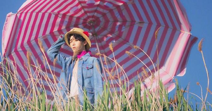 范丞丞新视线6月刊粉色毛衣帅气大片