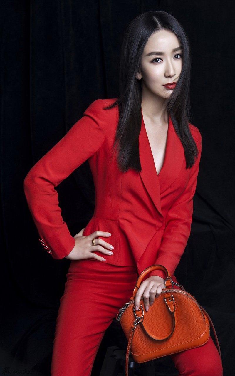 性感红唇美女娄艺潇红色西装