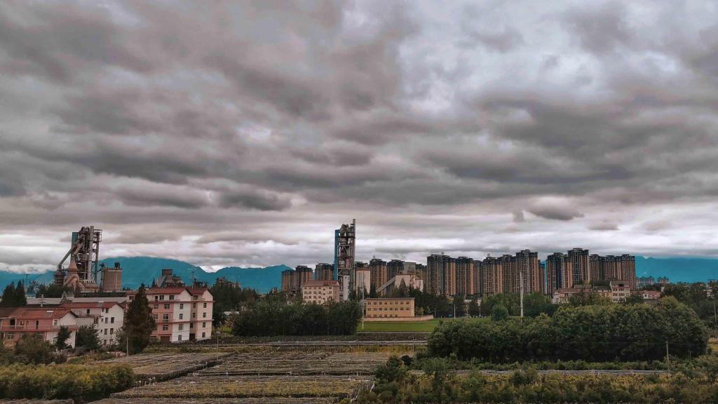 高铁上窗外的风光景色