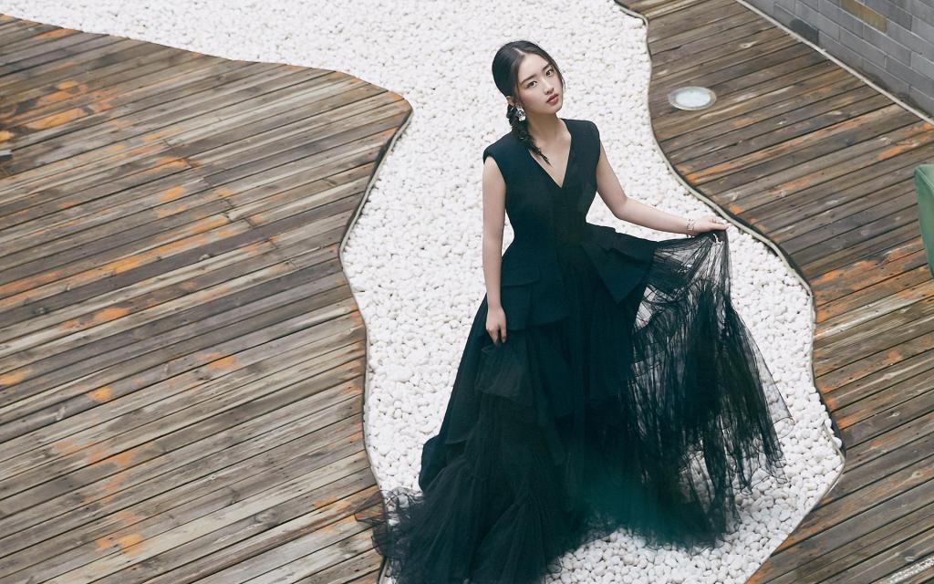 邓恩熙性感黑裙妩媚妖娆魅力迷人写真