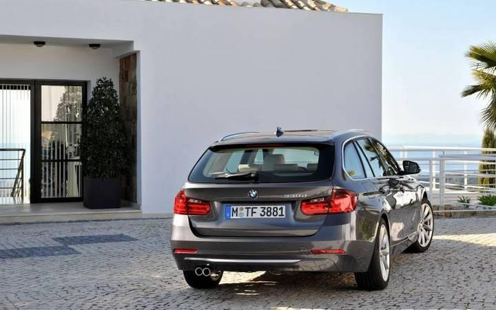 黑色豪华版轿车宝马3系