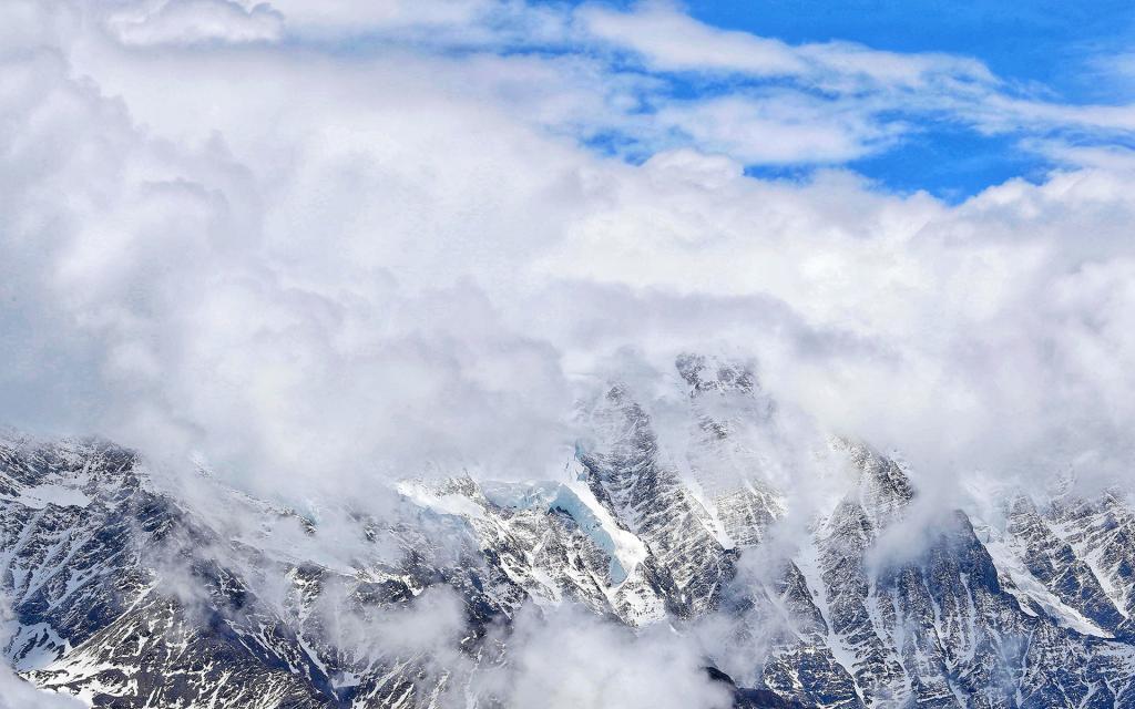 云雾缭绕的雪山