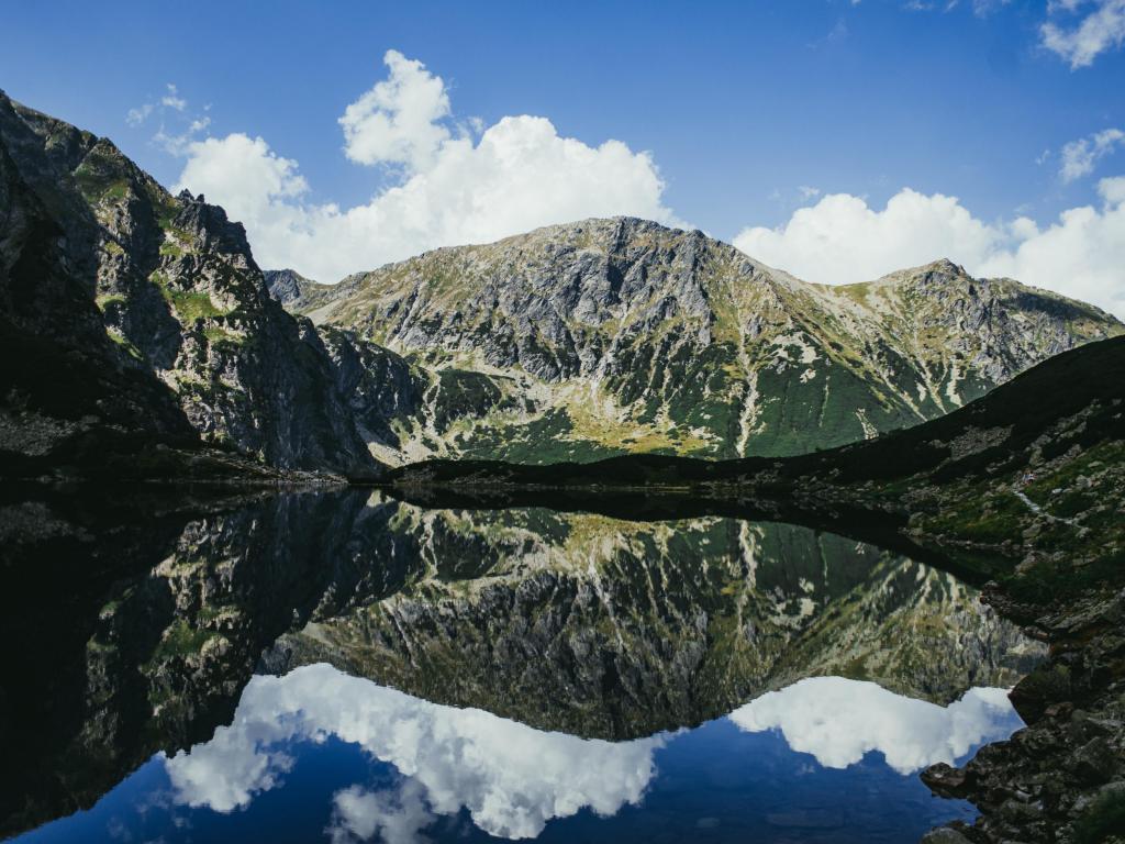 沿路上挺拔险峻山脉大自然景色