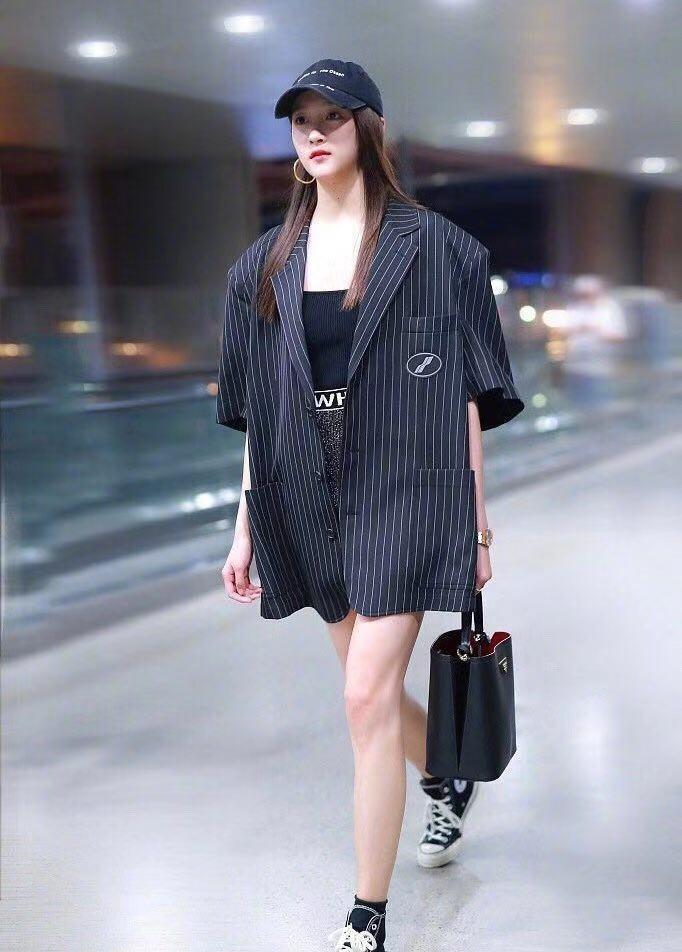 时尚女孩关晓彤条纹西装