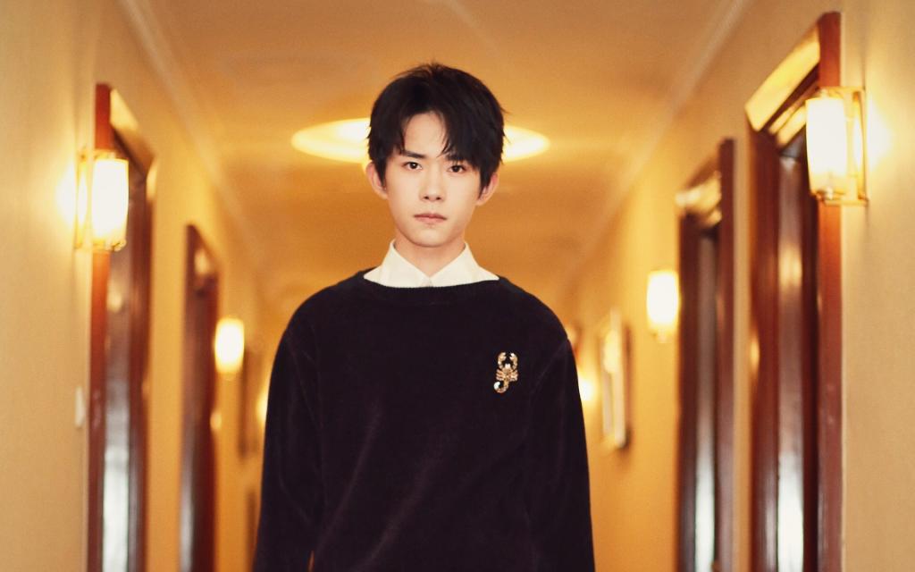 易烊千玺英伦风帅气写真