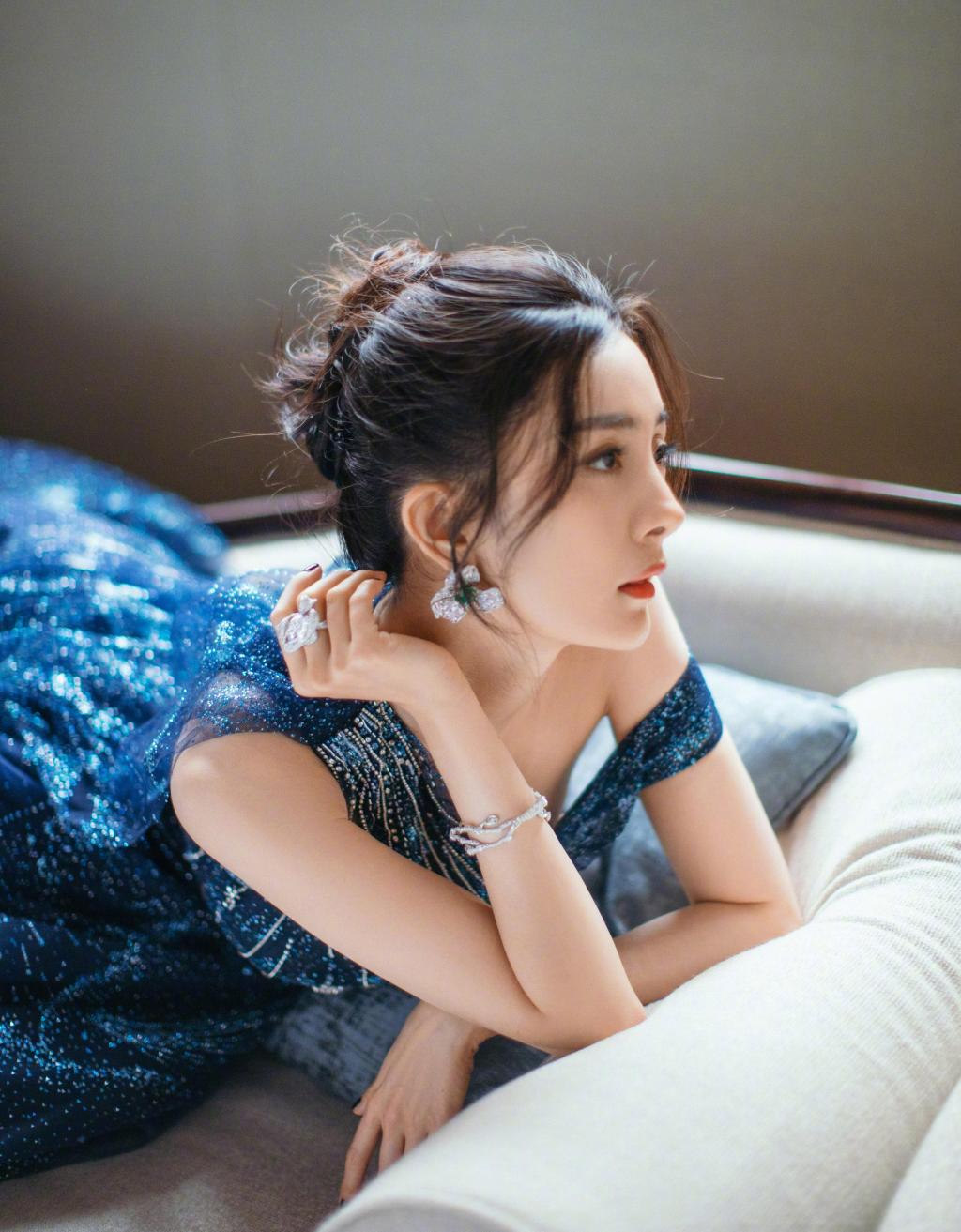 杨幂温婉优雅暗夜星空礼服写真