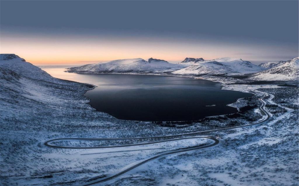 巍峨壮观的优美雪山风景