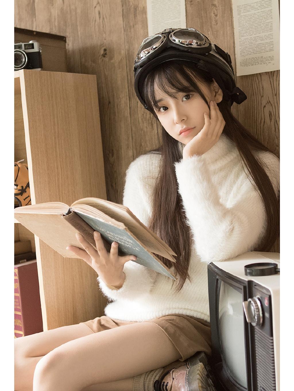 清纯白皙邻家美女可爱私房写真