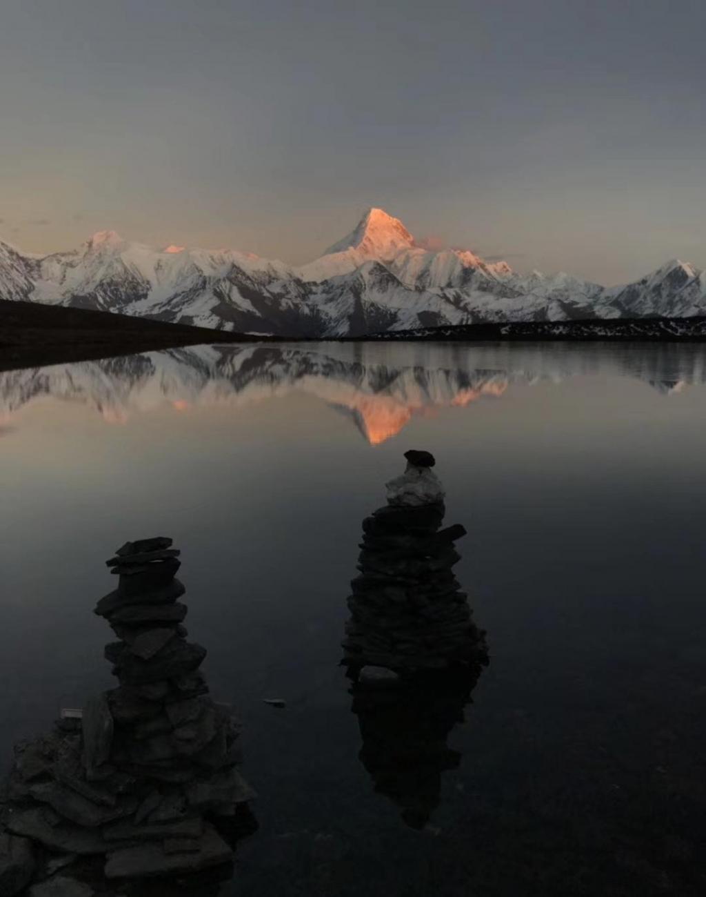 皑皑白雪的峻峭雪山