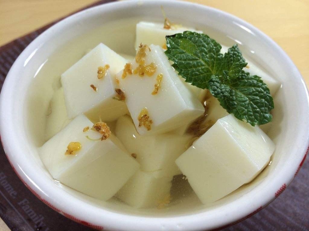 杏仁豆腐是特色传统名点之一