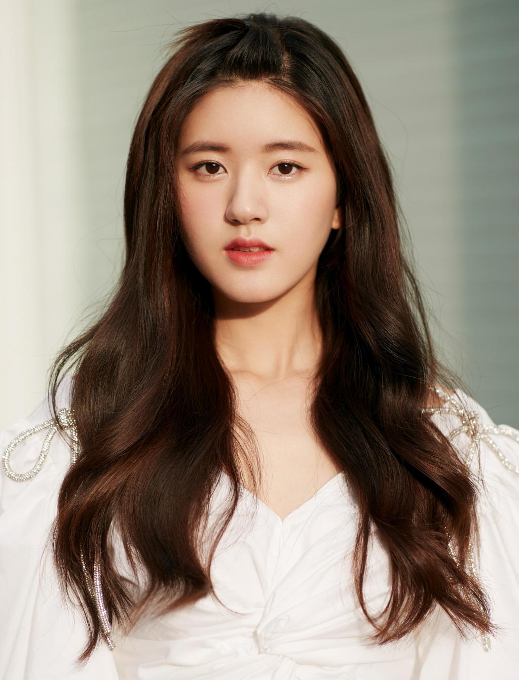 赵露思清纯小白裙甜美写真