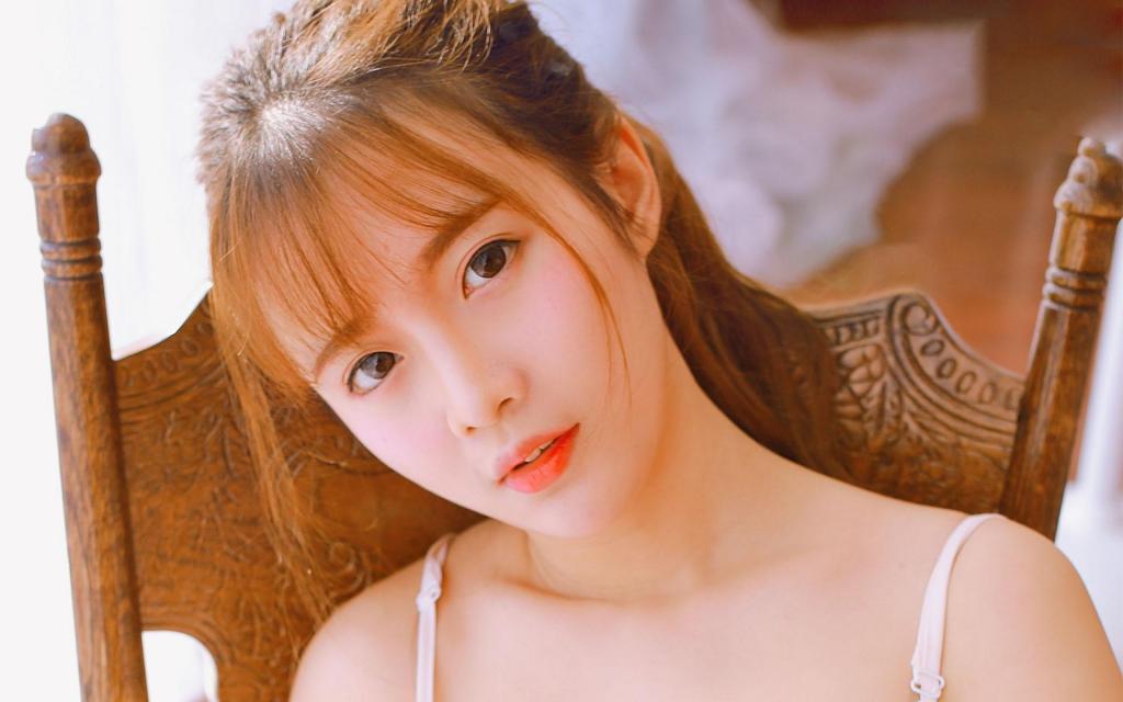 性感吊带裙美女清纯白皙迷人写真