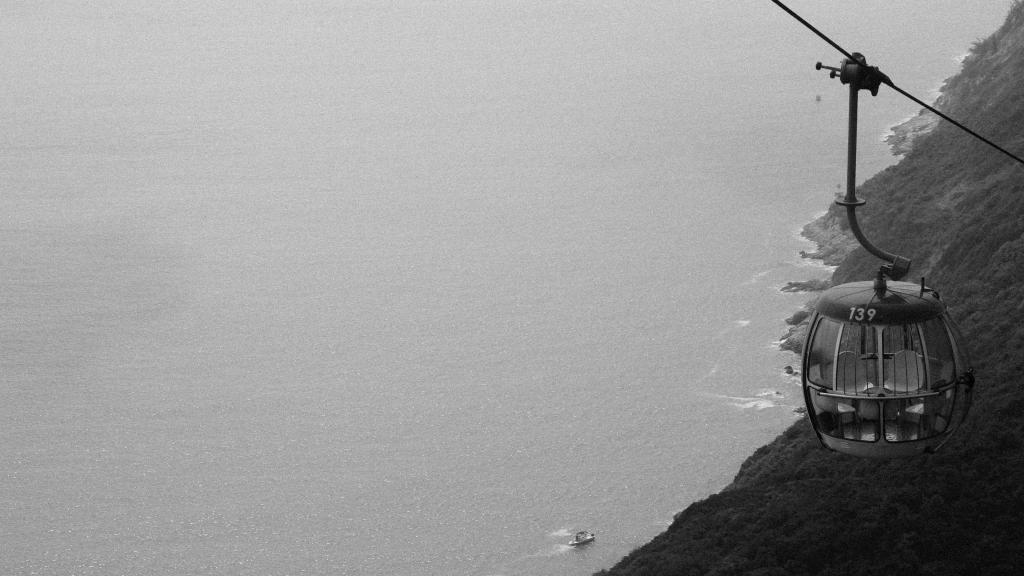 一条索道上高悬