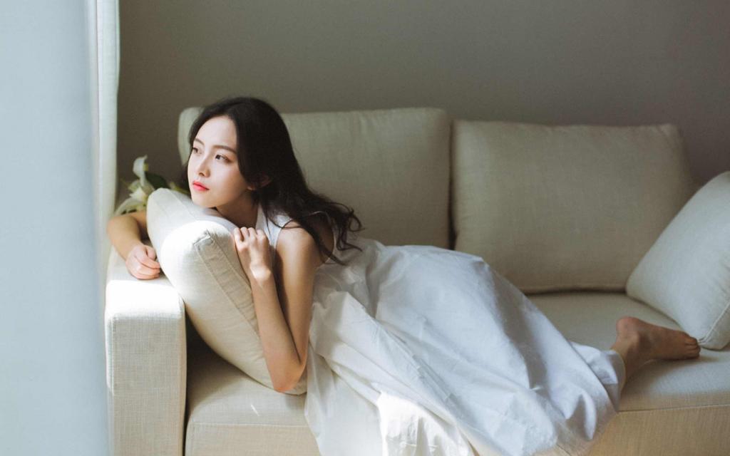 身穿白裙的漂亮小姐姐