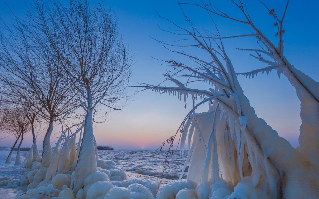 冬季河流雪景