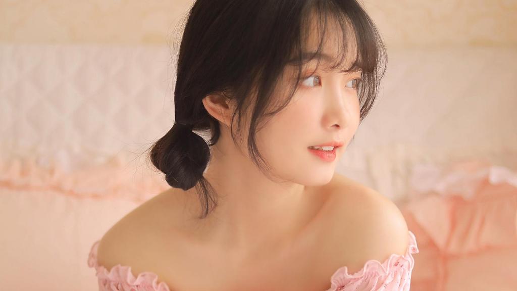 居家美女一字肩粉嫩气质迷人写真