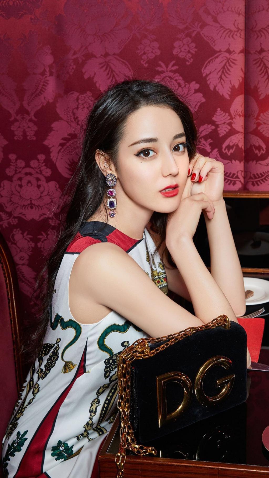 迪丽热巴妩媚诱人写真