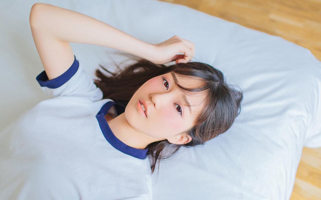 清新可爱女生床照图片