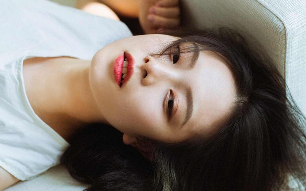 身穿白裙的漂亮小姐姐