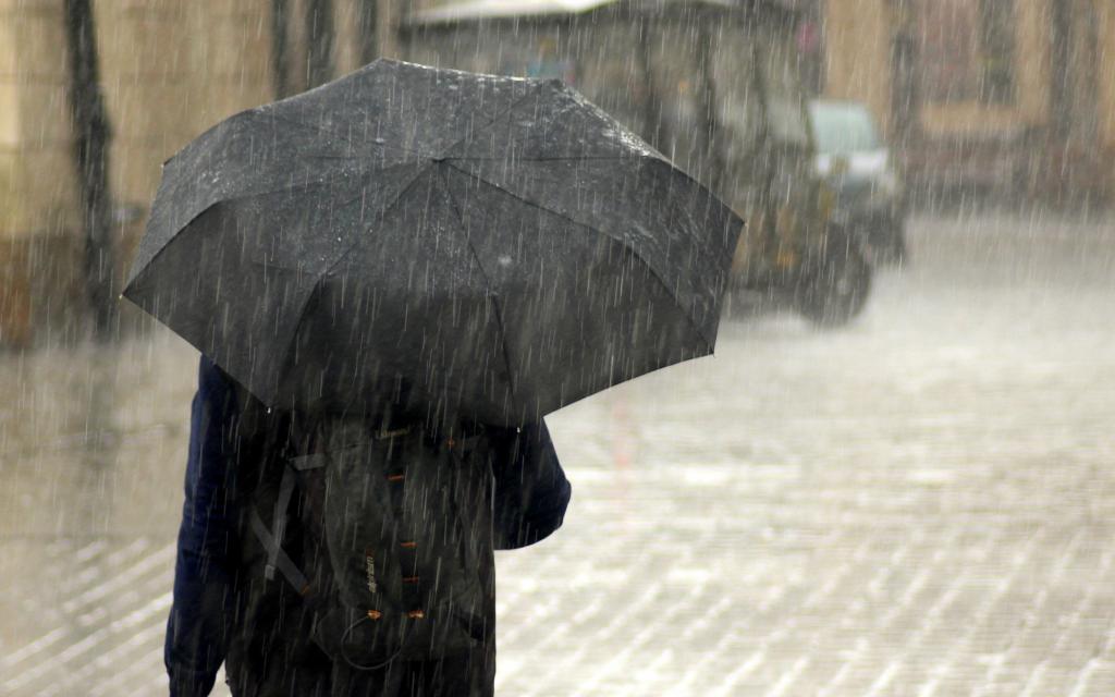 下雨天一个人撑伞行走