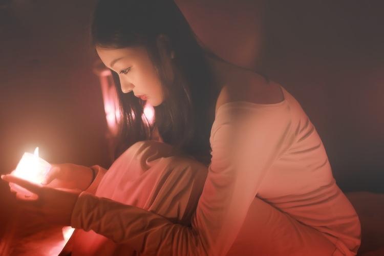 烛光里的思念意境女生