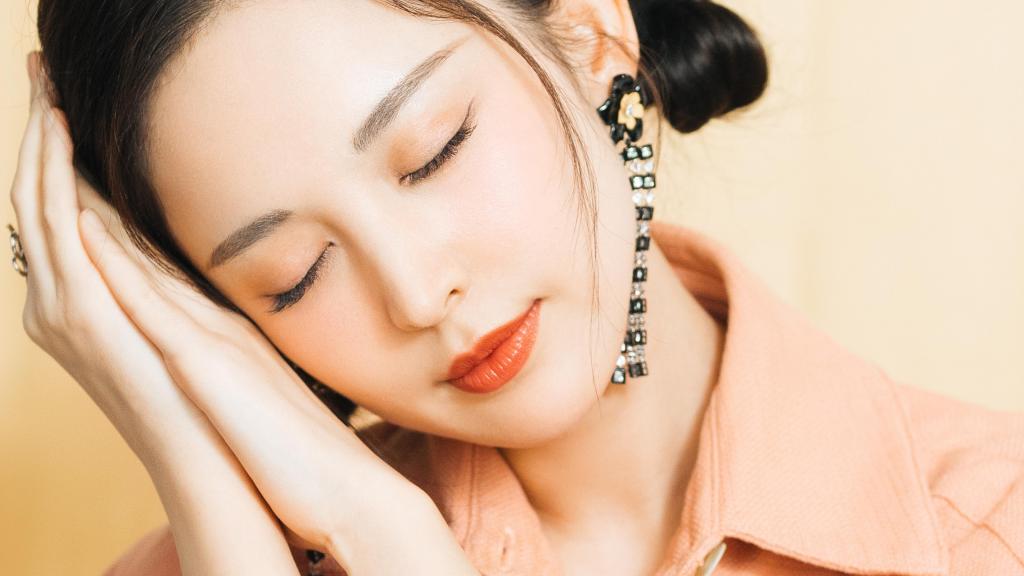 古力娜扎双丸子头清新动人写真