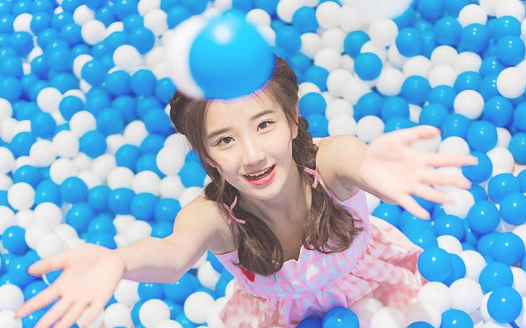 恬静可爱小清新萌妹子球池写真